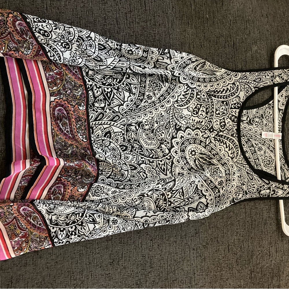 Loose fitting medium size,loose fitting so it’s not size restricted